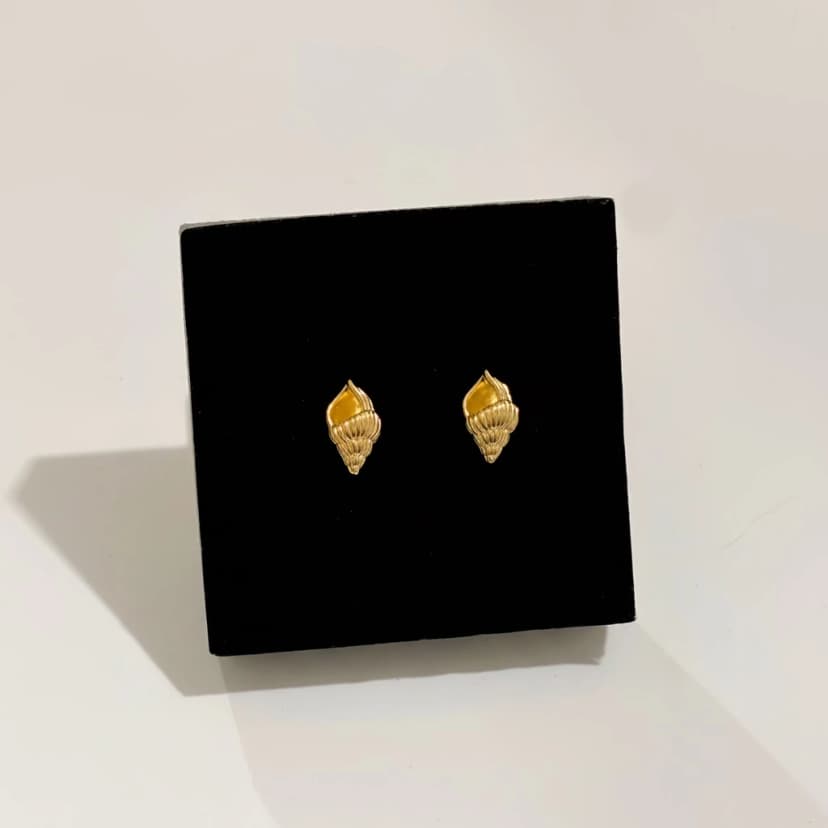 BRINCO CONCHA TEXTURIZADA BANHADO A OURO 18K